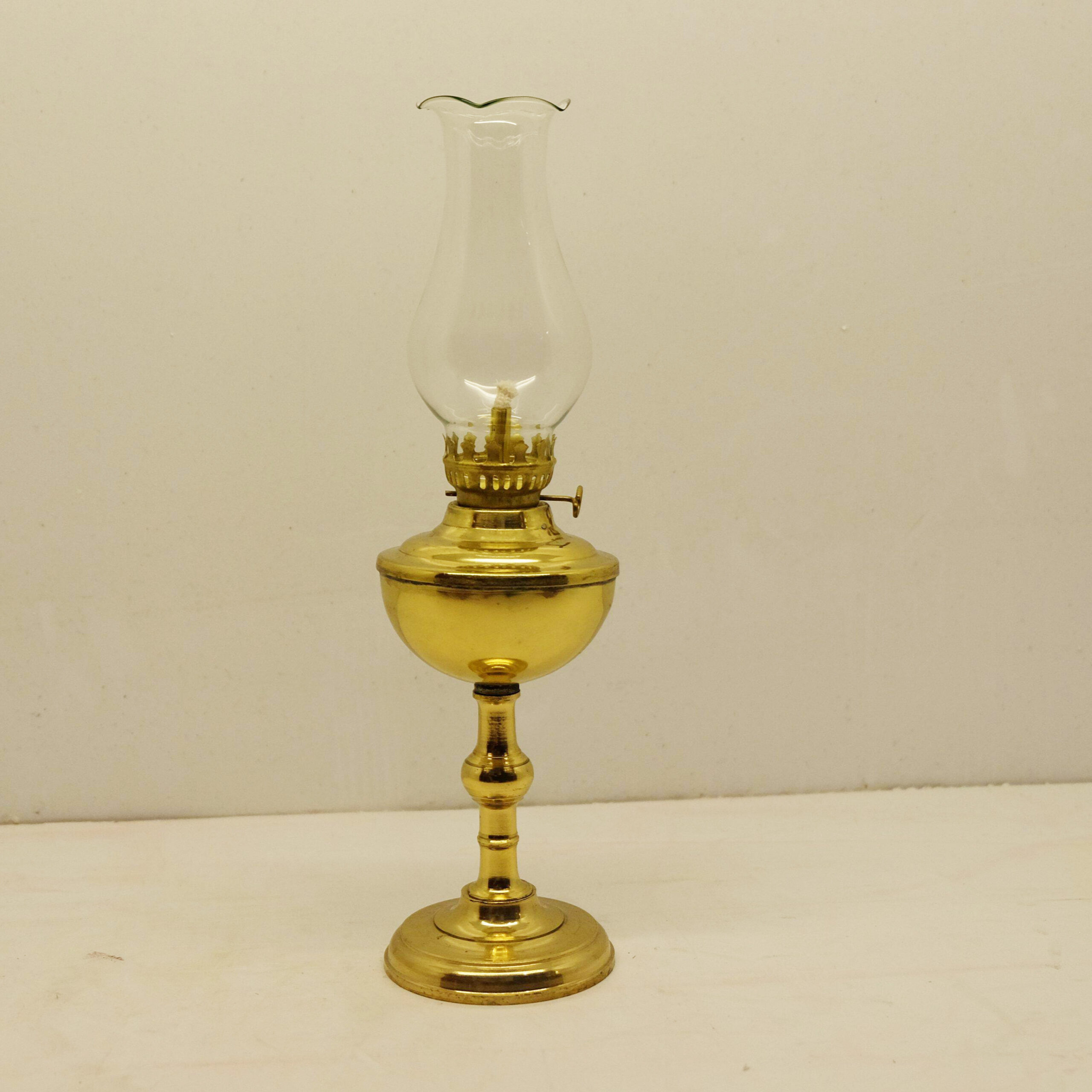 Đèn dầu- Loại đèn tế quen thuộc trong văn hóa thờ cúng Việt