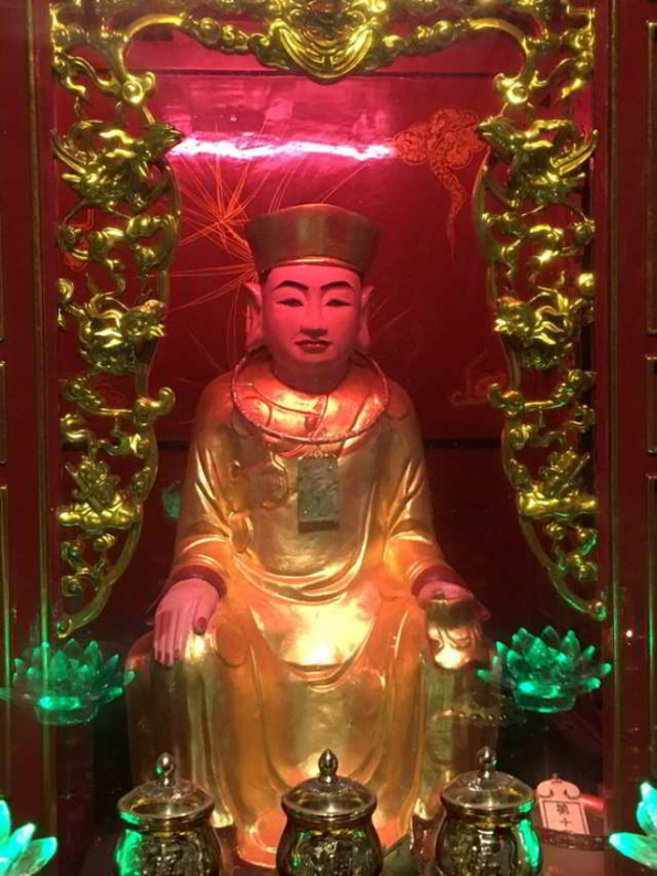 Bức tượng ông Hoàng Mười được thờ cúng ở đền