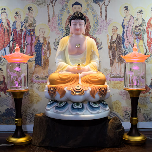 Tượng Phật A Di Đà đặt trong nhà